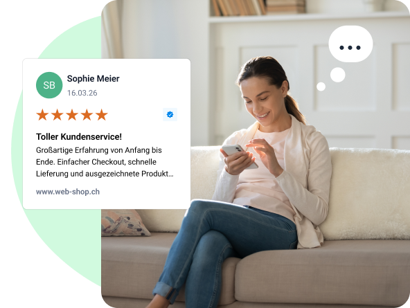 Frau liest Kundenbewertung zu Online-Shop auf dem Smartphone